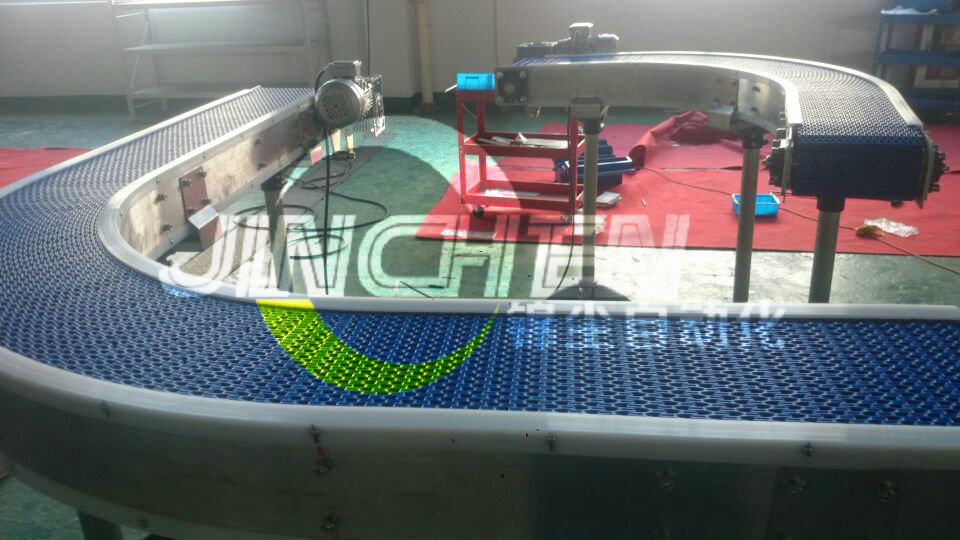 車(chē)間現(xiàn)場(chǎng)里的2臺(tái)網(wǎng)帶輸送機(jī)